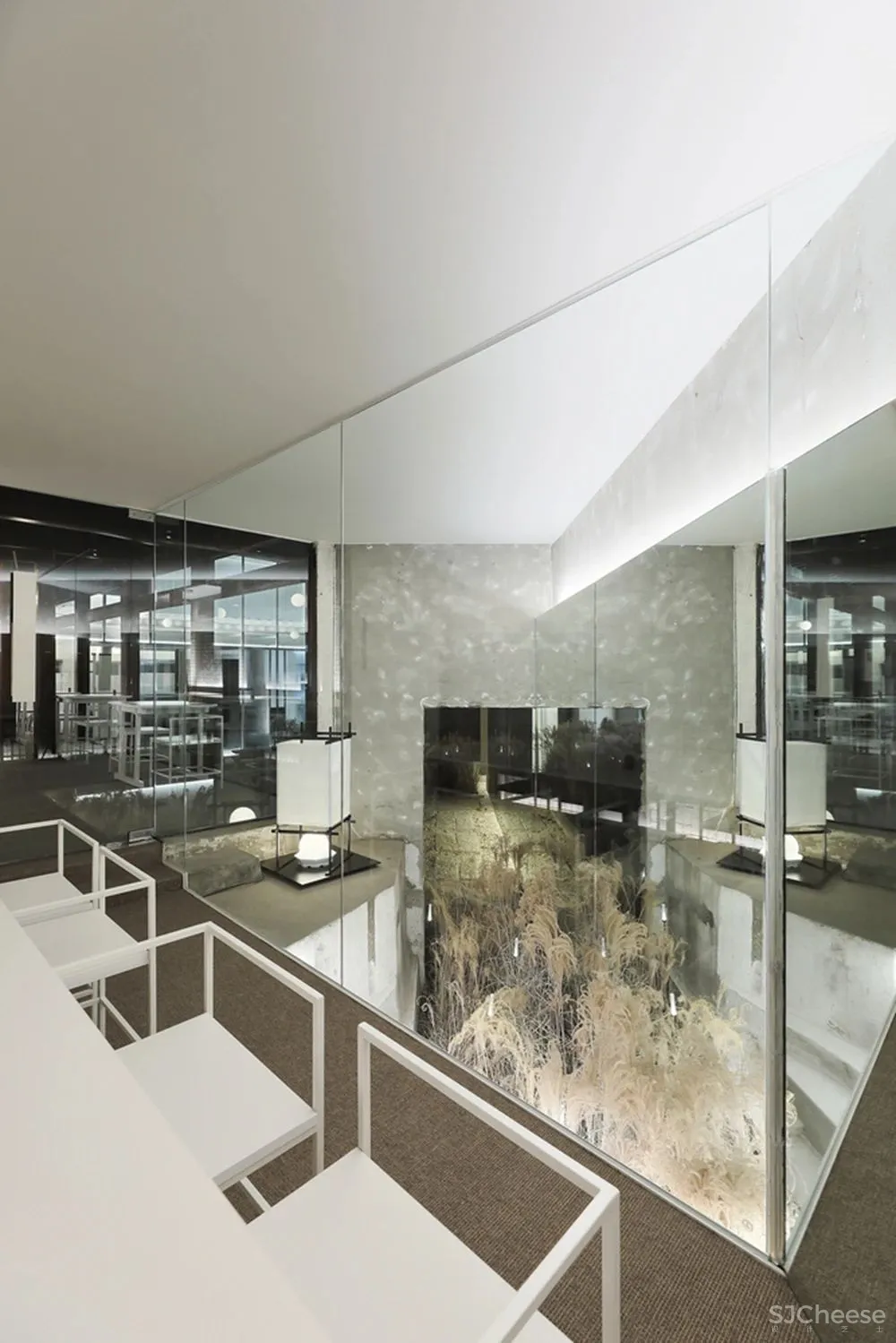 首尔市中心这家餐厅,院里竟种满了茅草?