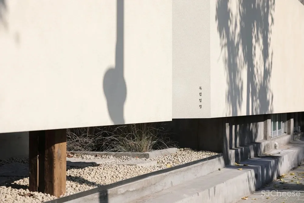 首尔市中心这家餐厅,院里竟种满了茅草?