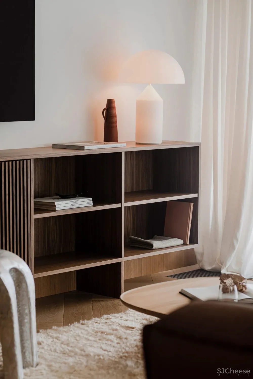 橡木 石灰华大理石,这个大地色系的家高级又温暖