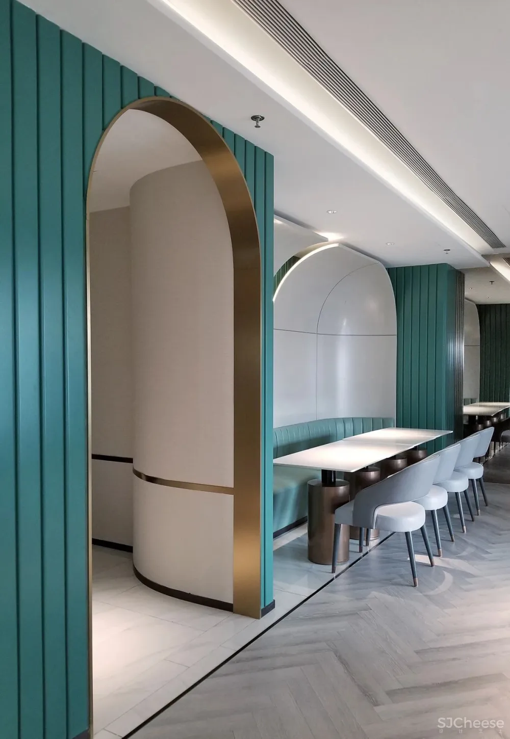 金与蓝点缀的灵动空间,唤起新与旧的时光对话