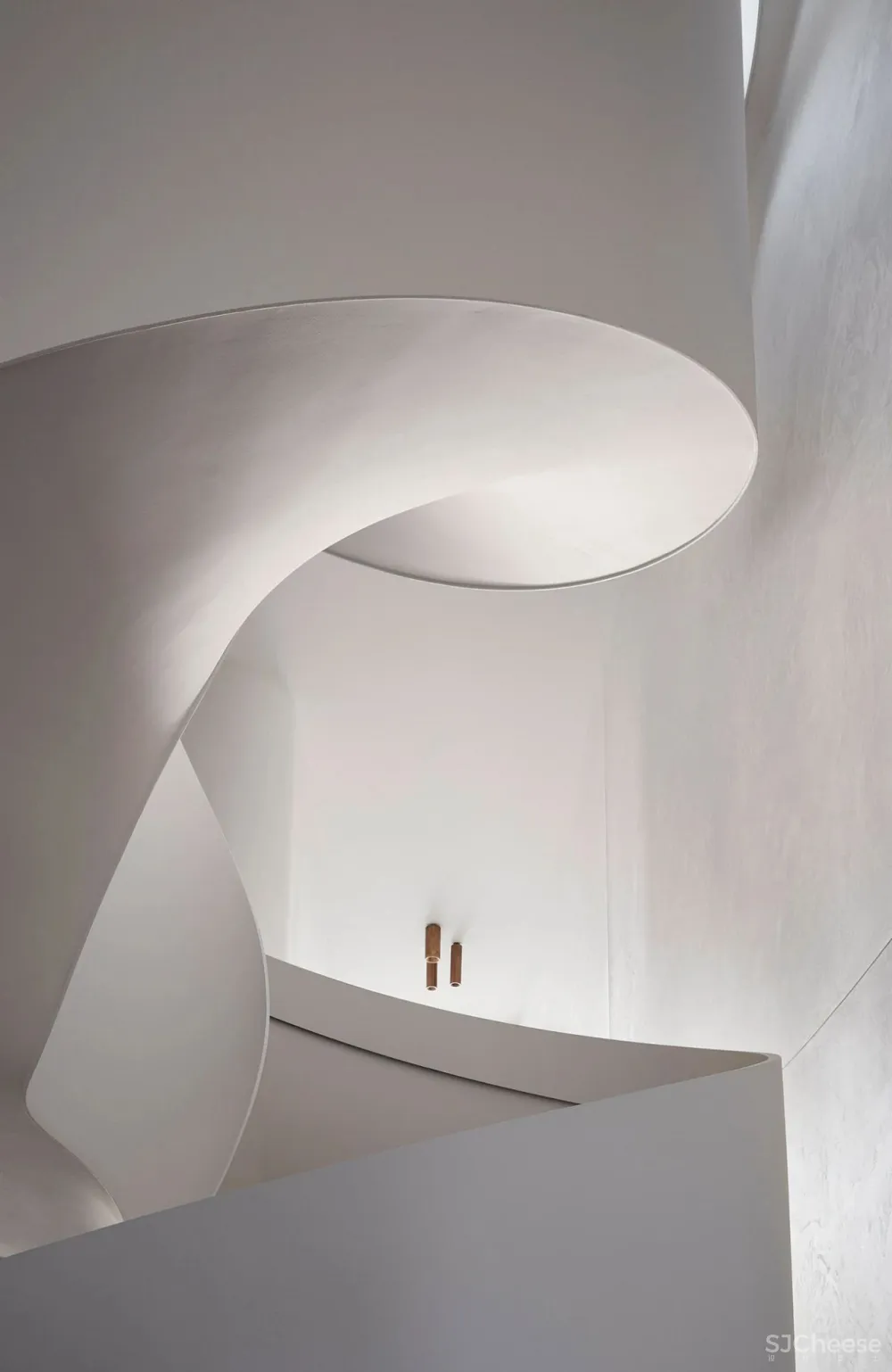 这个家 7 米高的旋转楼梯,美翻了!