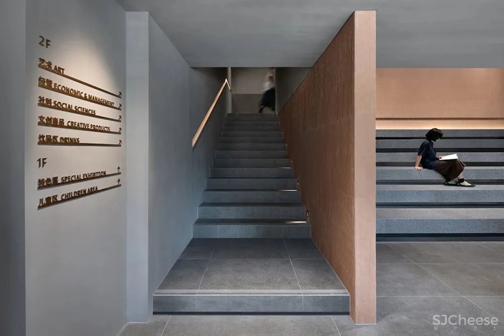 立品设计 郑铮 一家书店，点亮一座城市的文化灯塔