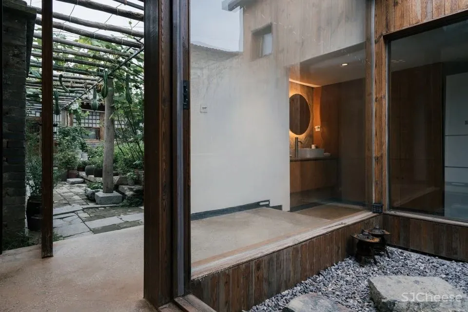 北京这栋沉静百年的老宅没有爆改,却把过道运用得淋漓尽致!