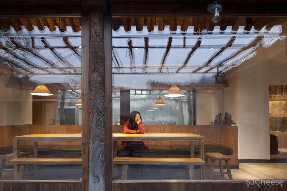 北京这栋沉静百年的老宅没有爆改,却把过道运用得淋漓尽致!