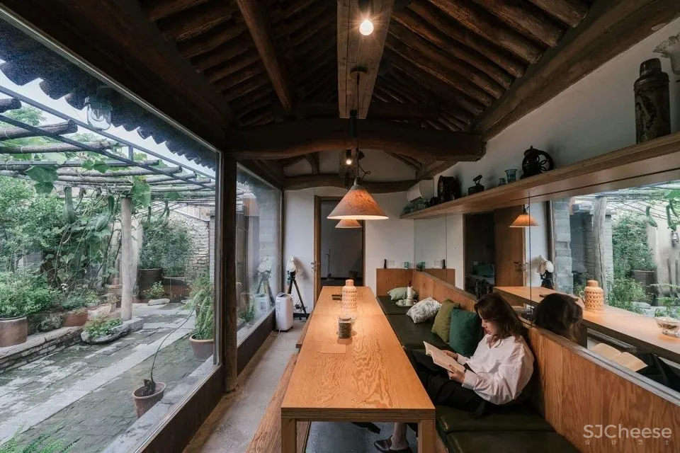 北京这栋沉静百年的老宅没有爆改,却把过道运用得淋漓尽致!