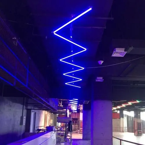 这个家又黑暗又绚烂，既大胆又原始，你会选择住在这个酷酷的空间吗？