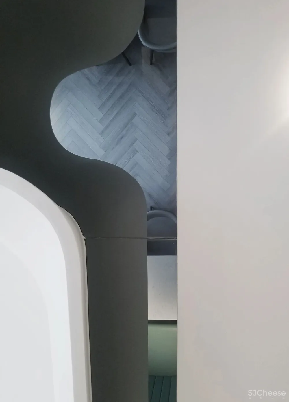 金与蓝点缀的灵动空间,唤起新与旧的时光对话