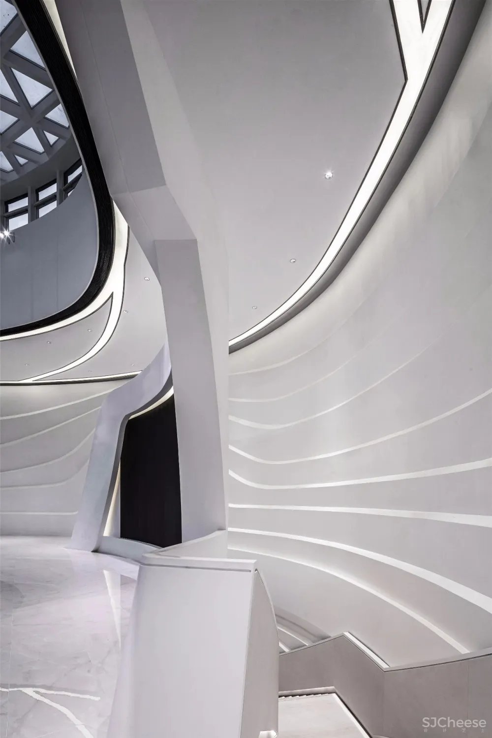 凌子达新作 星云流动的空间