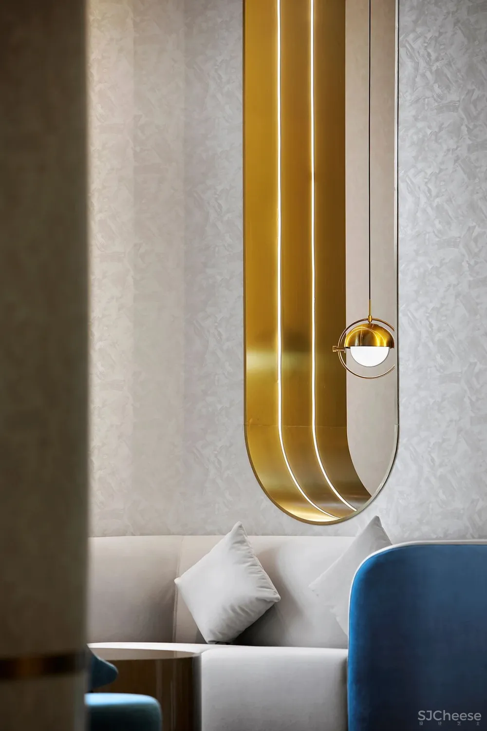 金与蓝点缀的灵动空间,唤起新与旧的时光对话