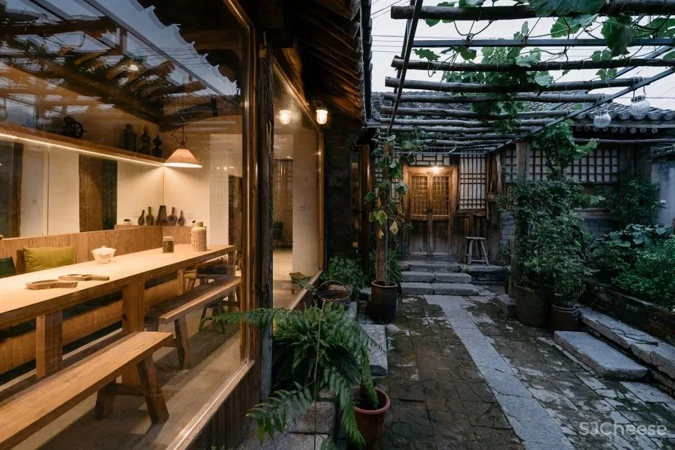 北京这栋沉静百年的老宅没有爆改,却把过道运用得淋漓尽致!