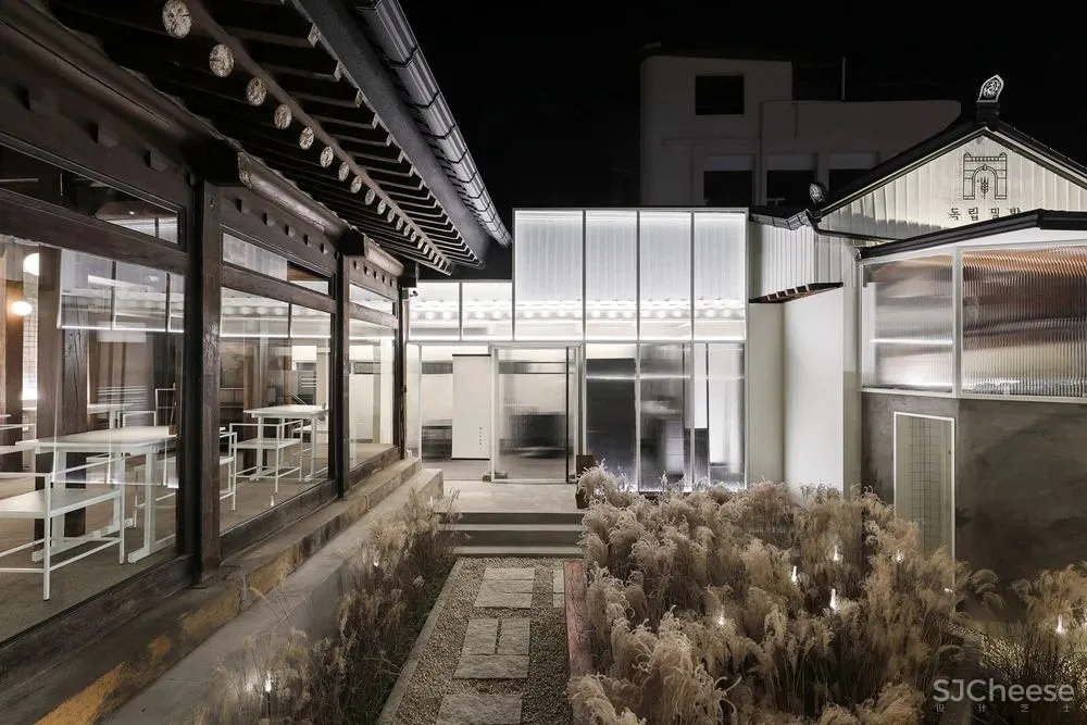 首尔市中心这家餐厅,院里竟种满了茅草?