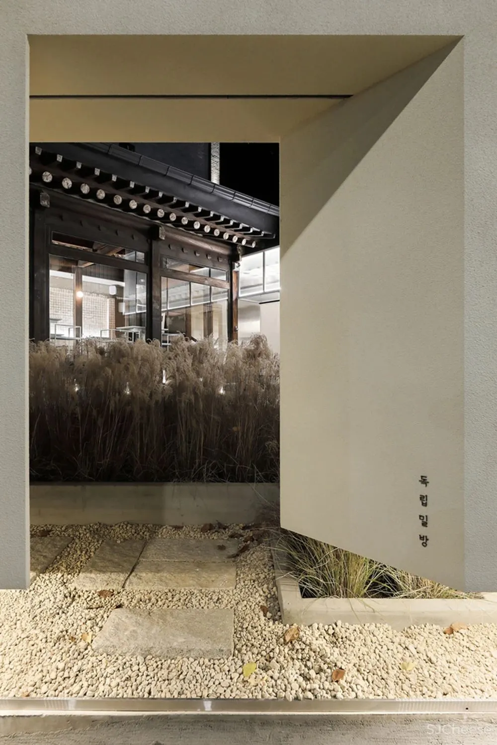 首尔市中心这家餐厅,院里竟种满了茅草?