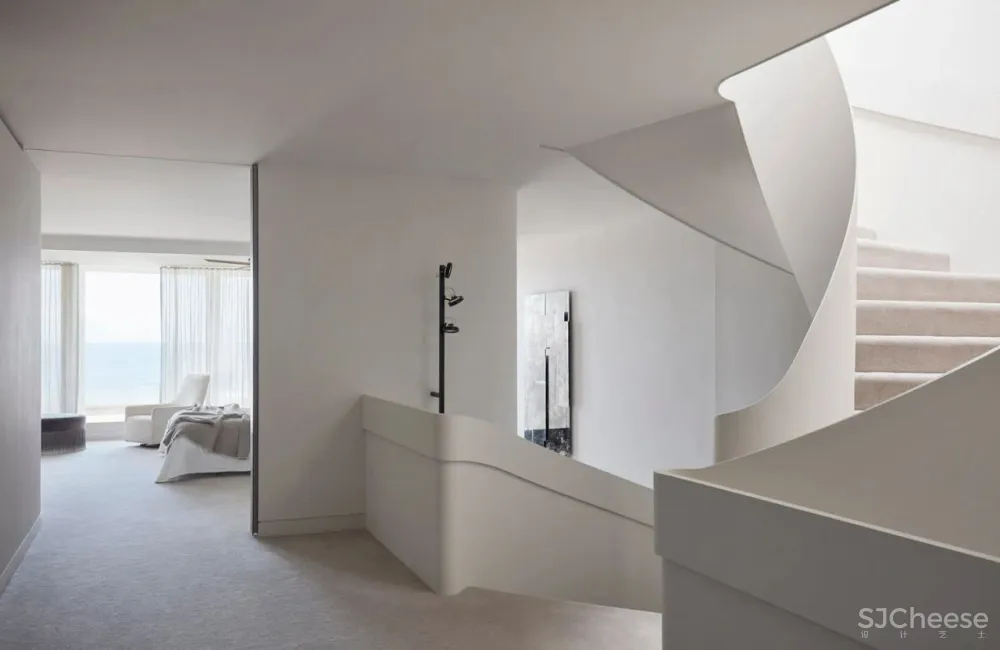 这个家 7 米高的旋转楼梯,美翻了!