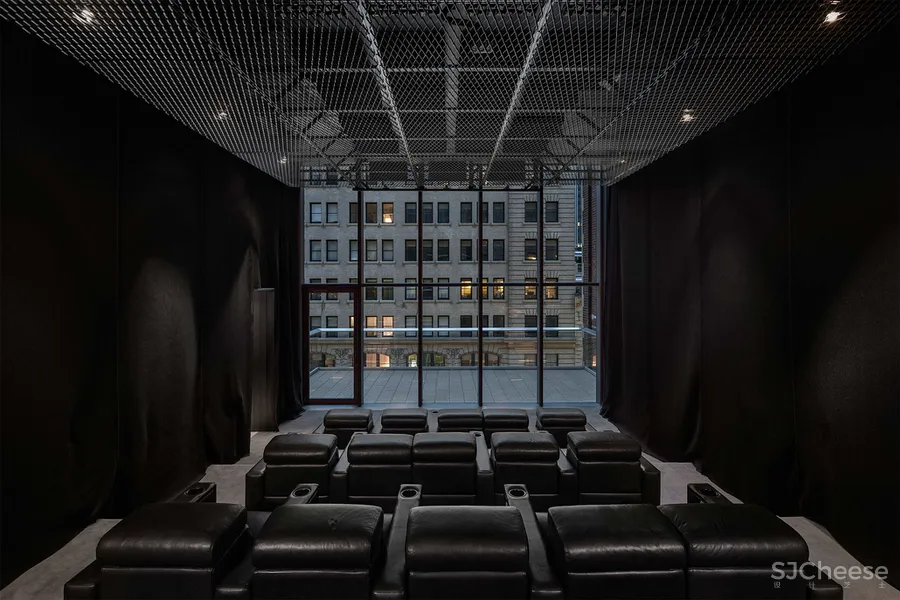 毛坯感的顶层公寓，一个月租金68万，三种软装陈设，哪种更高级？