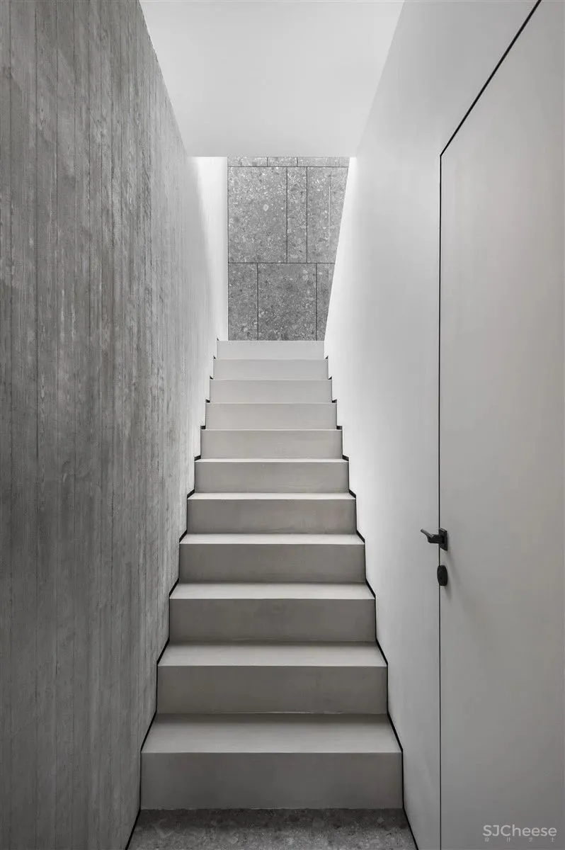 170㎡顶层复式,极简轻奢!