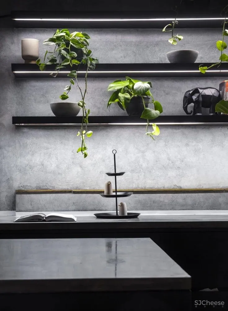 这个家又黑暗又绚烂，既大胆又原始，你会选择住在这个酷酷的空间吗？