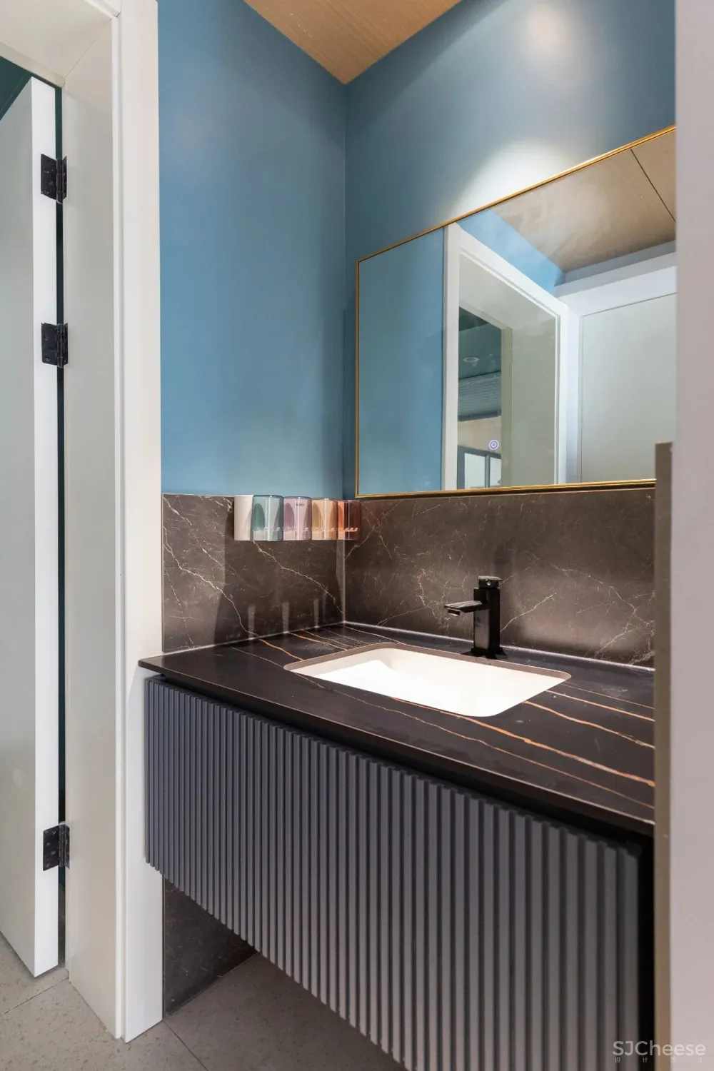 160㎡复式住宅，黑白灰 原木，打造素雅治愈的慢生活空间