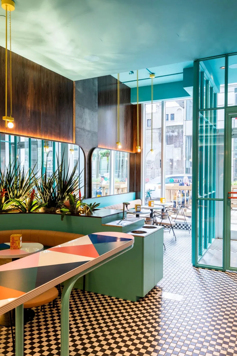 Caffettiera Caffé Bar in Montréal by Ménard Dworkind.