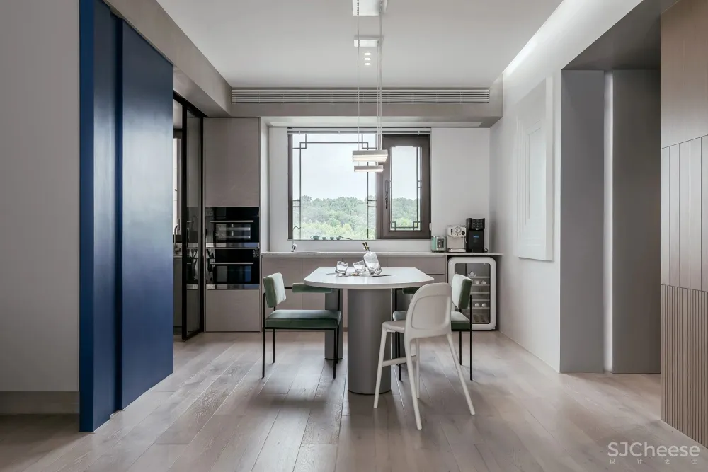 让两个女儿赤脚奔跑的家，140㎡浅色三室纯净通透，极简软装，倍感高级！