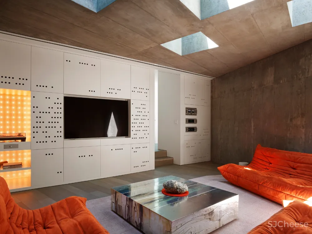 从外面看就是满墙孔板的铁皮屋,个性豪宅不输土壕风大别墅