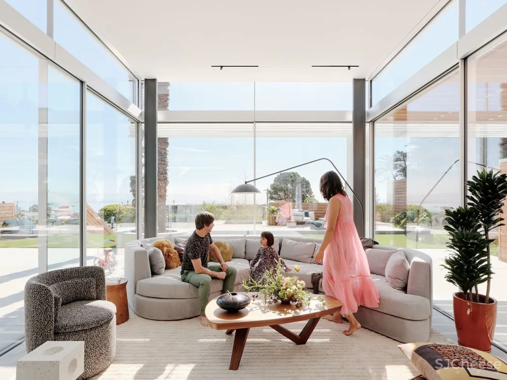 这栋180°全景「玻璃屋」,透明楼梯、网红滑梯,每件家具都是定制款!