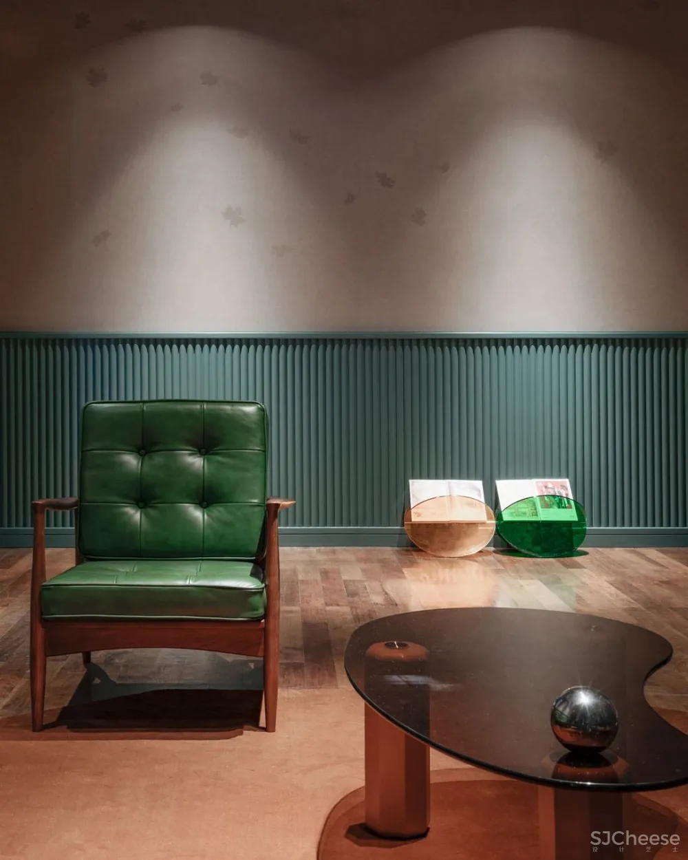 双子座俞挺的两个新作:一座妖的乐园、一个文学爱好者的客厅