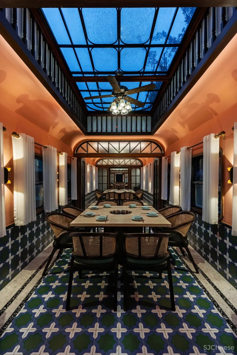 方糖设计 × 香天下·K160火锅：复古列车上的美食之旅