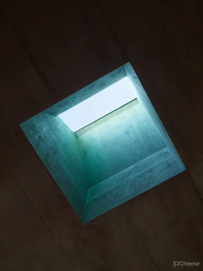 从外面看就是满墙孔板的铁皮屋,个性豪宅不输土壕风大别墅