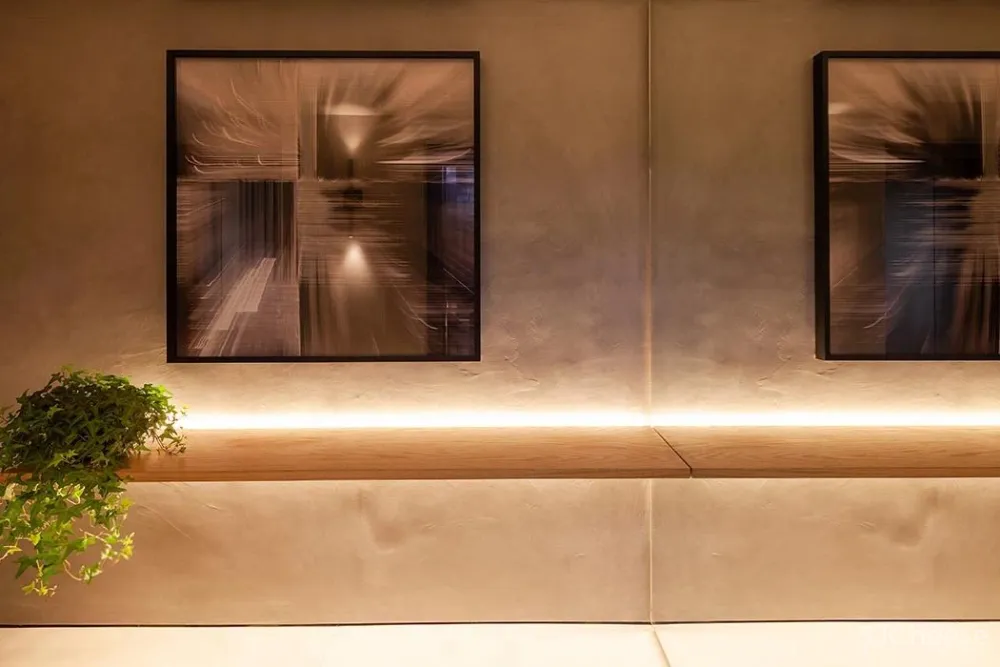 冷硬做底,温暖辅助,木条绿植一相逢,便胜却人间无数