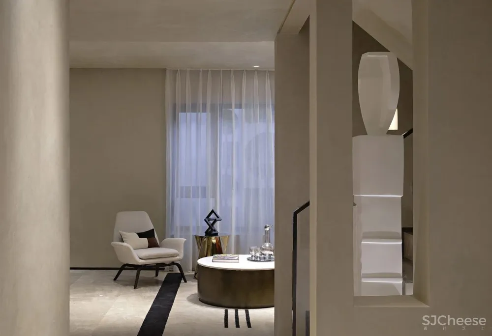 灰调奶咖的半山叠墅，远离喧嚣的质朴大宅！