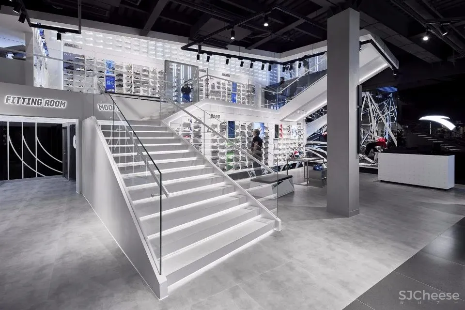 安踏第十代终端形象店 上海南京东路