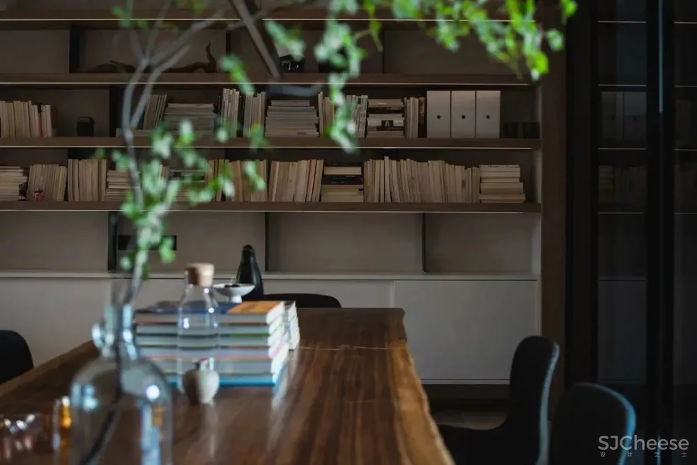 拆除楼梯隔墙,卧室并入客厅,117㎡暗室变身质感慵懒家 未見空间美学