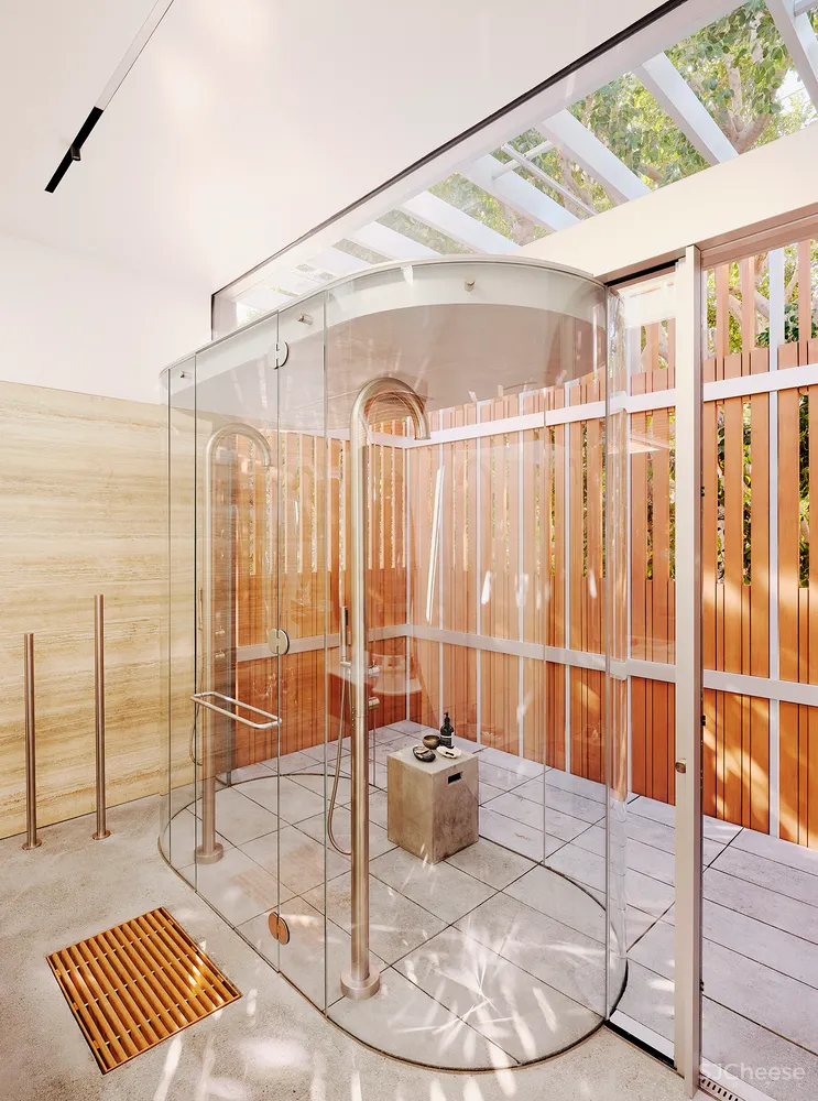 这栋180°全景「玻璃屋」,透明楼梯、网红滑梯,每件家具都是定制款!