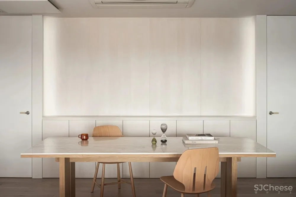 简约的现代公寓,用混凝土、木材、肌理涂料做出高级的层次感