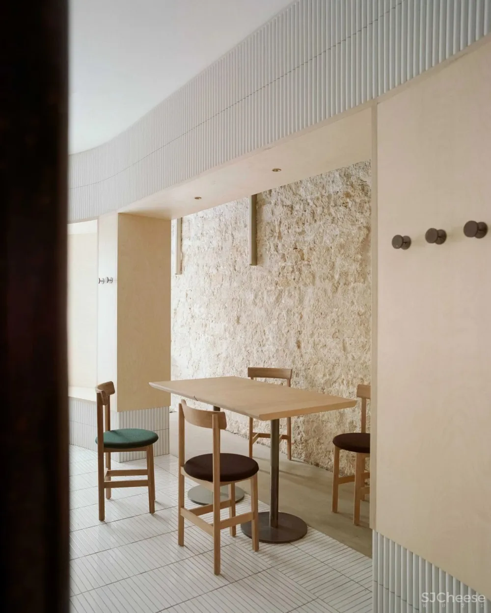 Neri＆Hu在巴黎餐厅Papi中保留了陈旧的细节