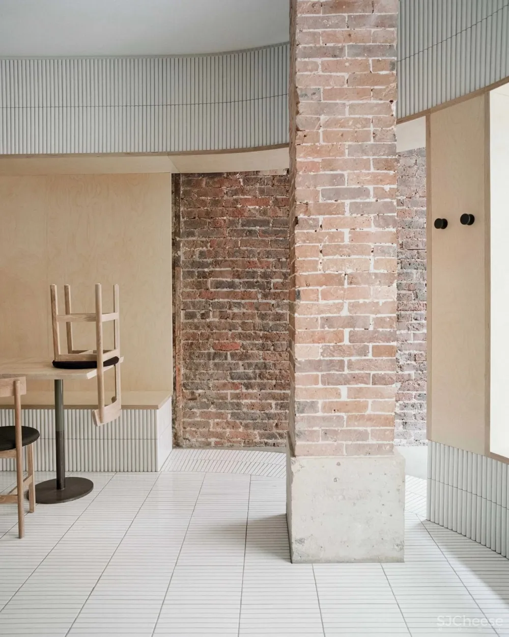 Neri＆Hu在巴黎餐厅Papi中保留了陈旧的细节