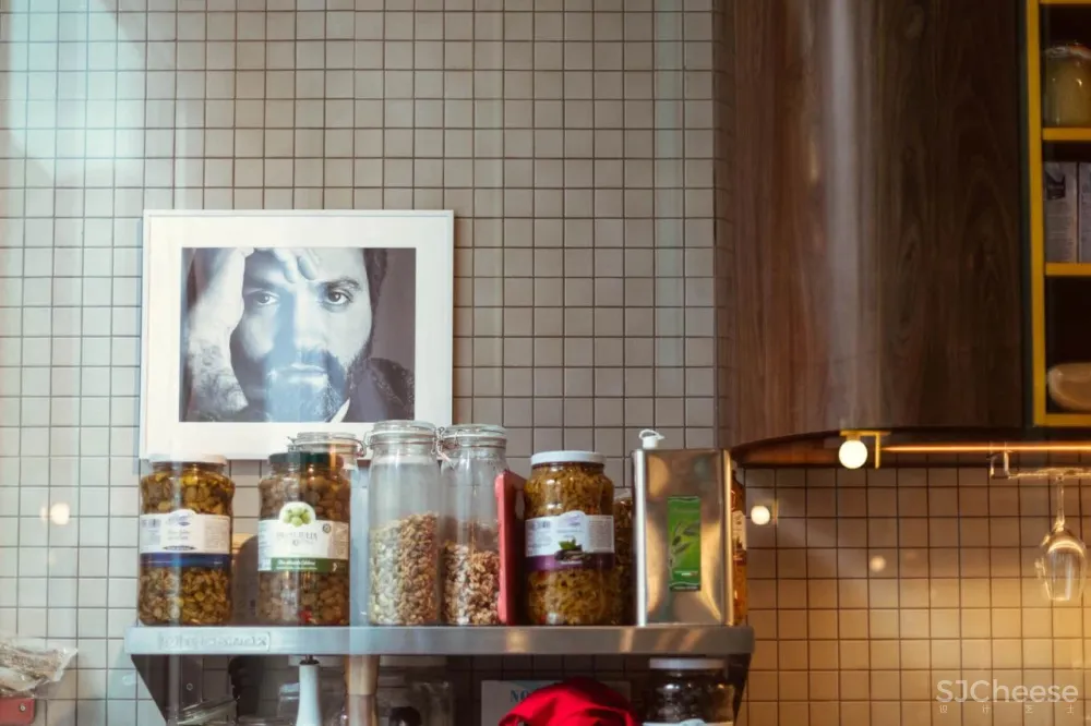 Caffettiera Caffé Bar in Montréal by Ménard Dworkind.