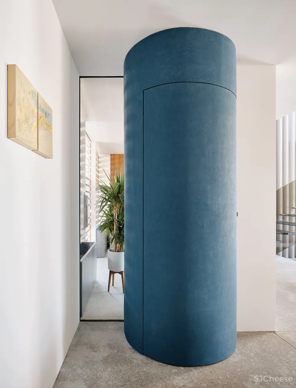 这栋180°全景「玻璃屋」,透明楼梯、网红滑梯,每件家具都是定制款!