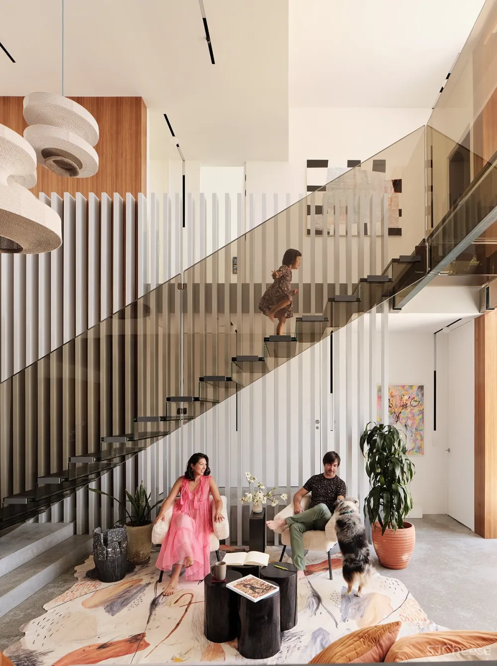 这栋180°全景「玻璃屋」,透明楼梯、网红滑梯,每件家具都是定制款!