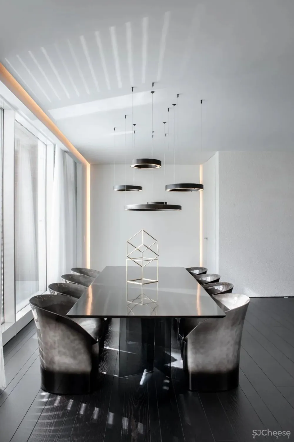 黑白内饰碰撞极简空间 Studio Svetti