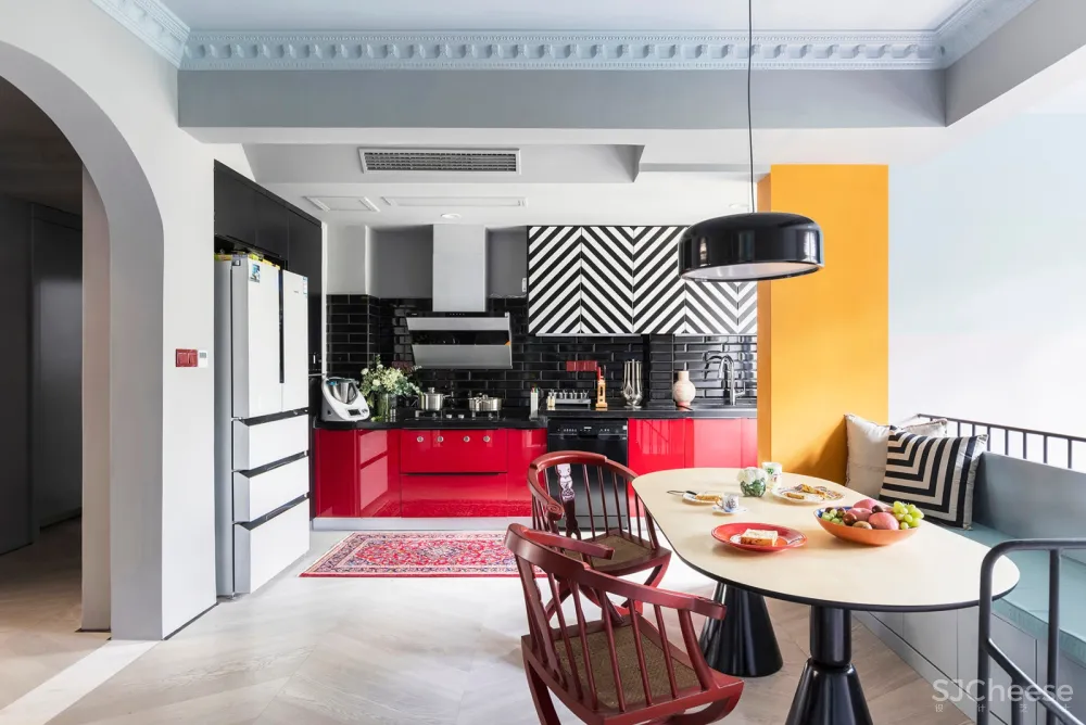 满满艺术复古风,她的家装扮得戏剧感十足!