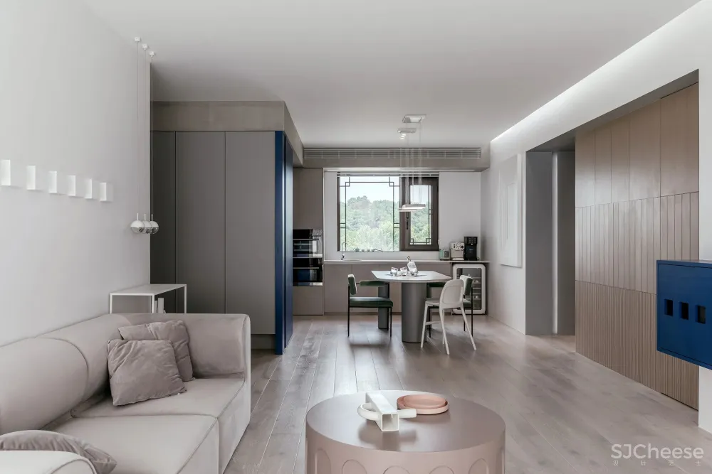 让两个女儿赤脚奔跑的家，140㎡浅色三室纯净通透，极简软装，倍感高级！