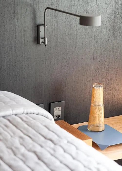 冷硬做底,温暖辅助,木条绿植一相逢,便胜却人间无数