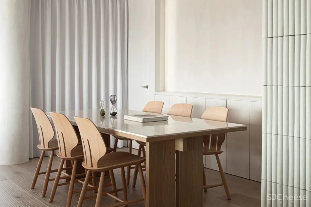 简约的现代公寓,用混凝土、木材、肌理涂料做出高级的层次感