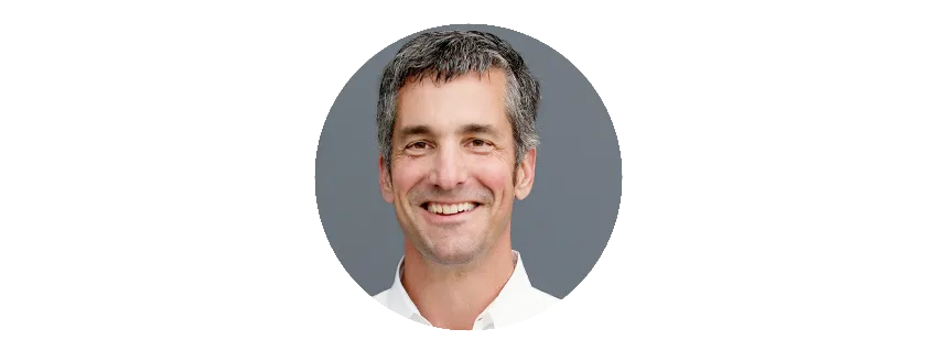 从外面看就是满墙孔板的铁皮屋,个性豪宅不输土壕风大别墅