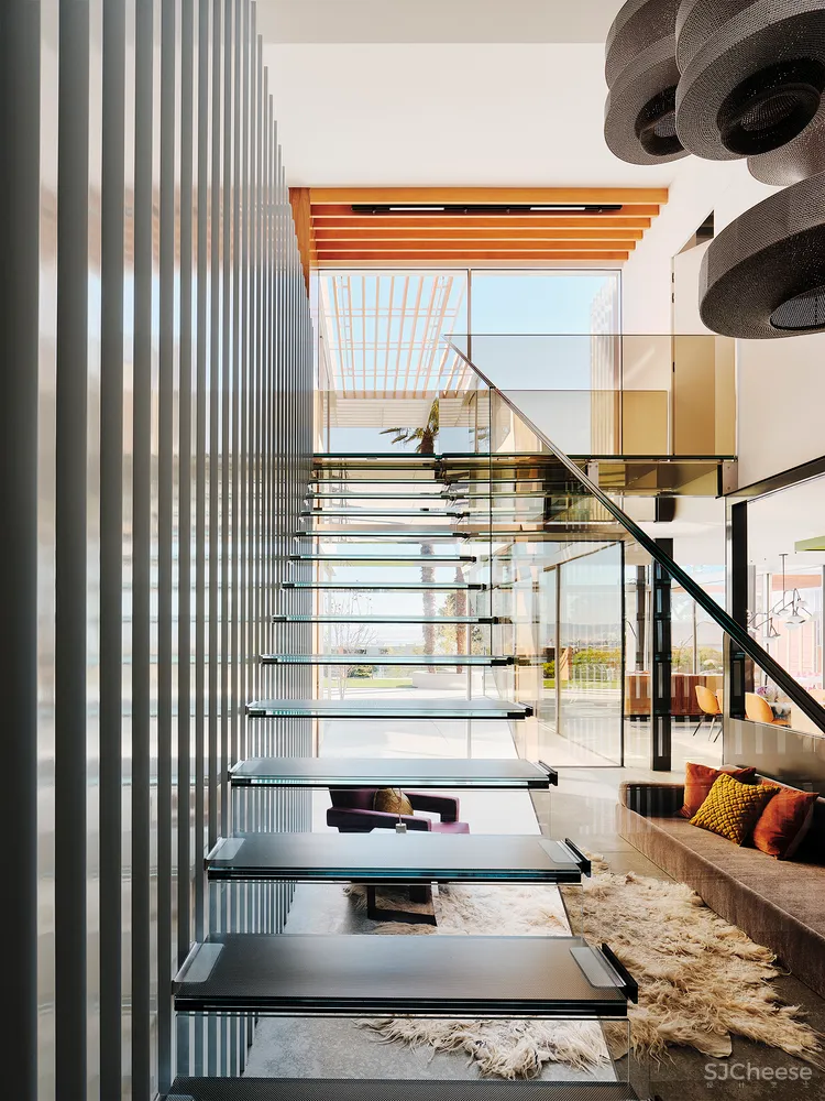 这栋180°全景「玻璃屋」,透明楼梯、网红滑梯,每件家具都是定制款!