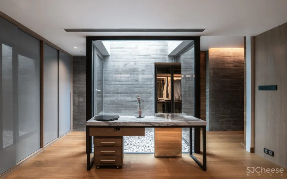 1500㎡ 全混凝土别墅,用木纹呈现永不褪色的质感