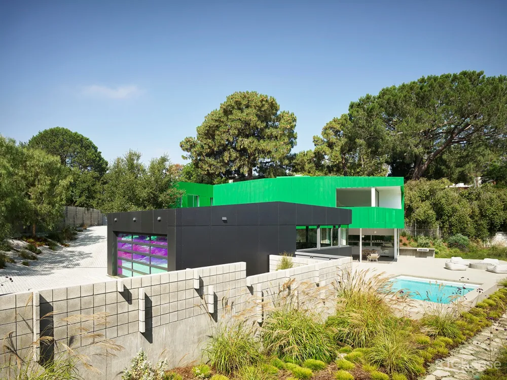 从外面看就是满墙孔板的铁皮屋,个性豪宅不输土壕风大别墅