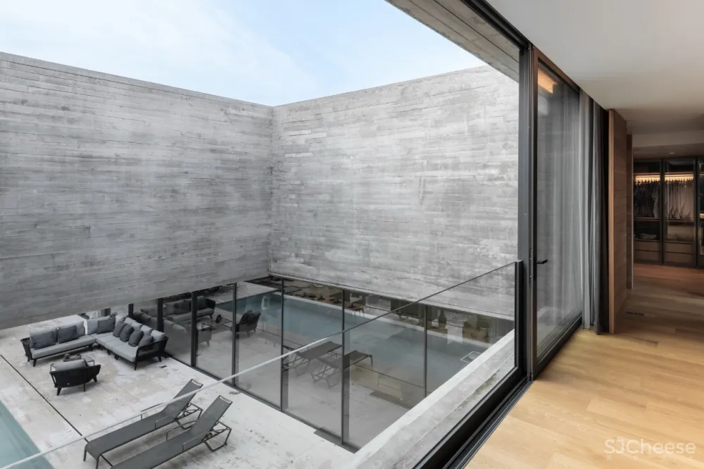 1500㎡ 全混凝土别墅,用木纹呈现永不褪色的质感