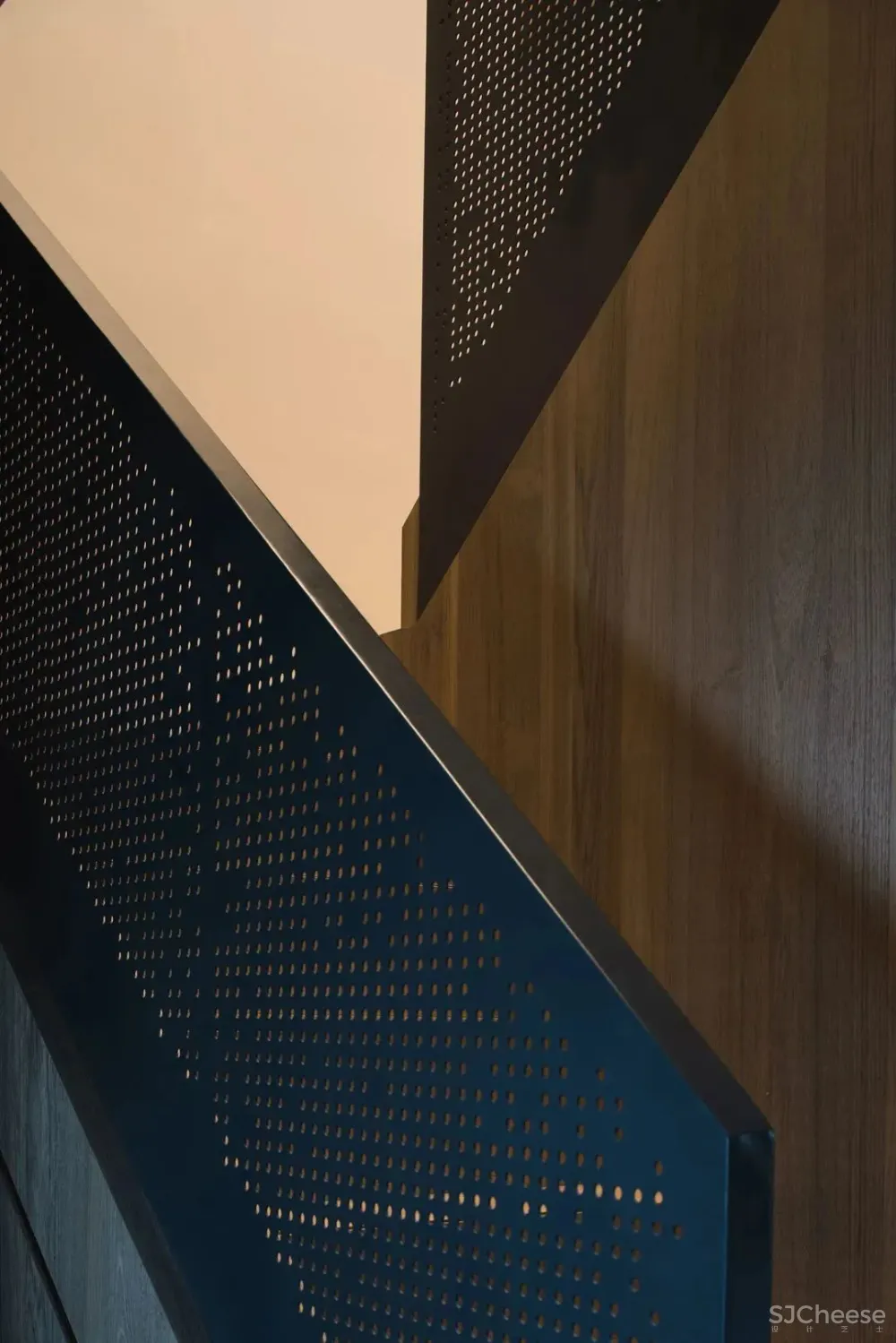 拆除楼梯隔墙,卧室并入客厅,117㎡暗室变身质感慵懒家 未見空间美学